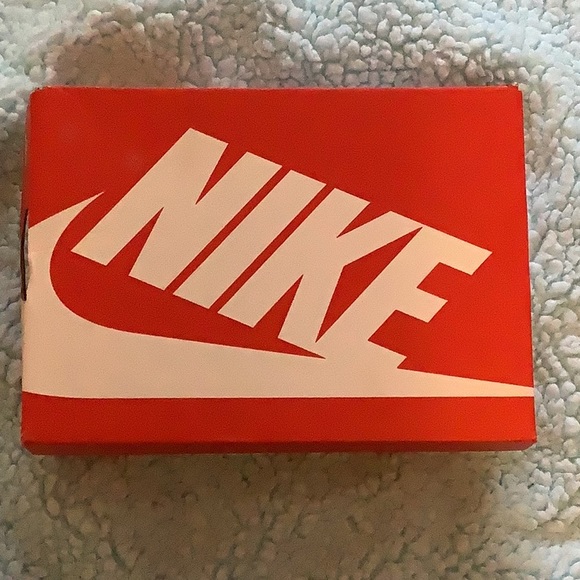 Girl’s Nike Sneakers - Picture 4 of 4